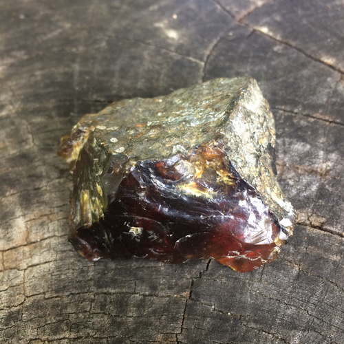 新春特別SALE価格】バーマイト琥珀原石と虫入り琥珀磨き石 蛍光ブルー