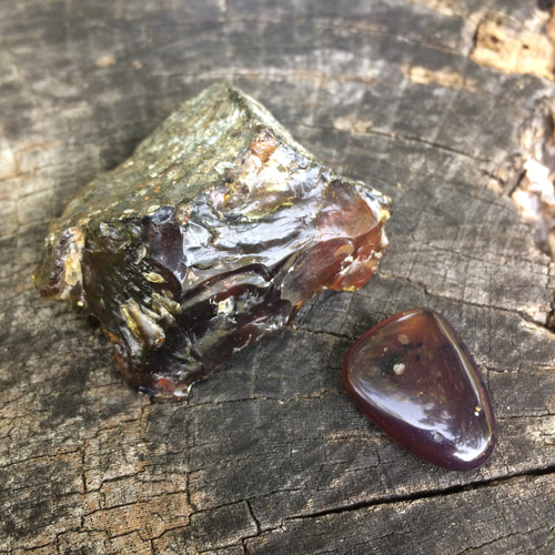 新春特別SALE価格】バーマイト琥珀原石と虫入り琥珀磨き石 蛍光ブルー