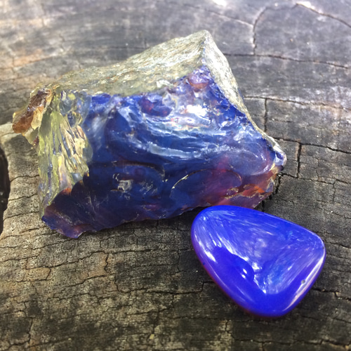 新春特別SALE価格】バーマイト琥珀原石と虫入り琥珀磨き石 蛍光