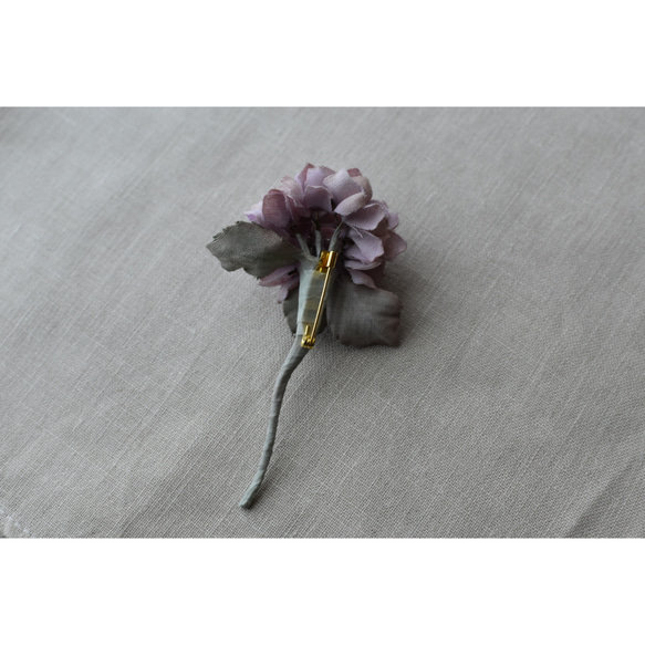 【布花】小さな紫陽花のコサージュ（アンティークパープル）A/一点物 6枚目の画像