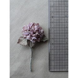 【布花】小さな紫陽花のコサージュ（アンティークパープル）A/一点物 7枚目の画像