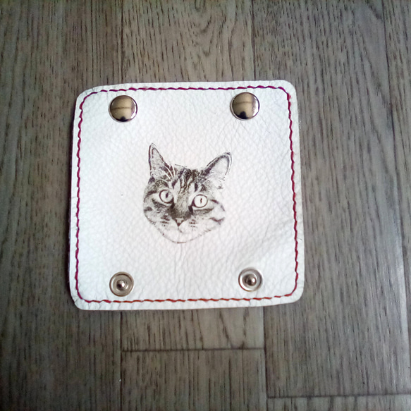 重いエコバッグも痛くない。komugi art オリジナル猫顔　革持ち手カバー　スクエア(ラズベリー) 2枚目の画像