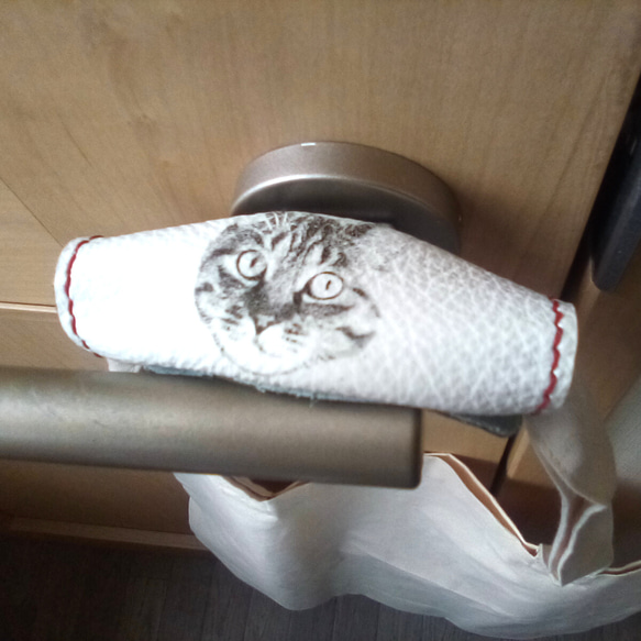 重いエコバッグも痛くない。komugi art オリジナル猫顔　革持ち手カバー　スクエア(ラズベリー) 5枚目の画像