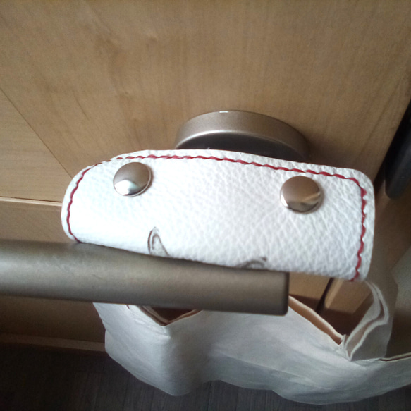 重いエコバッグも痛くない。komugi art オリジナル猫顔　革持ち手カバー　スクエア(ラズベリー) 6枚目の画像