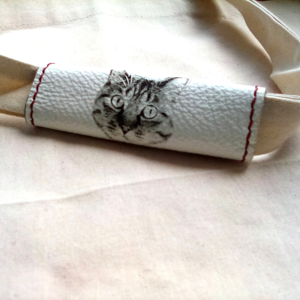 重いエコバッグも痛くない。komugi art オリジナル猫顔　革持ち手カバー　スクエア(ラズベリー) 3枚目の画像