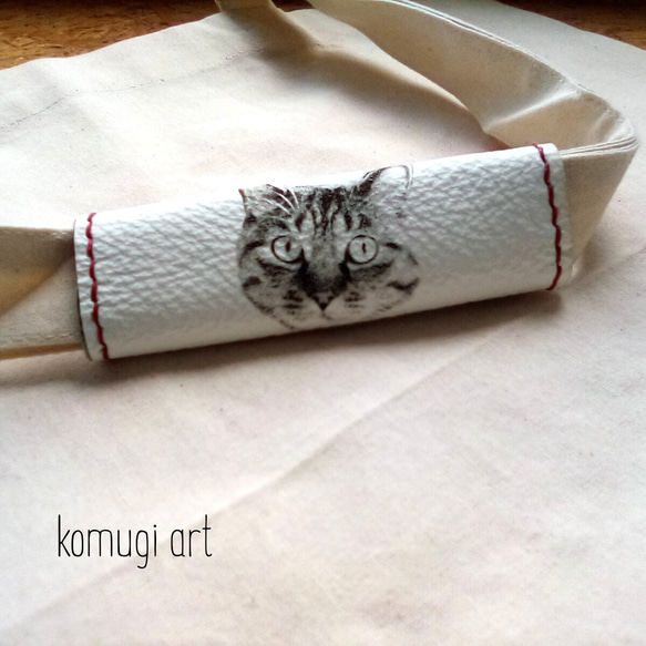 重いエコバッグも痛くない。komugi art オリジナル猫顔　革持ち手カバー　スクエア(ラズベリー) 1枚目の画像
