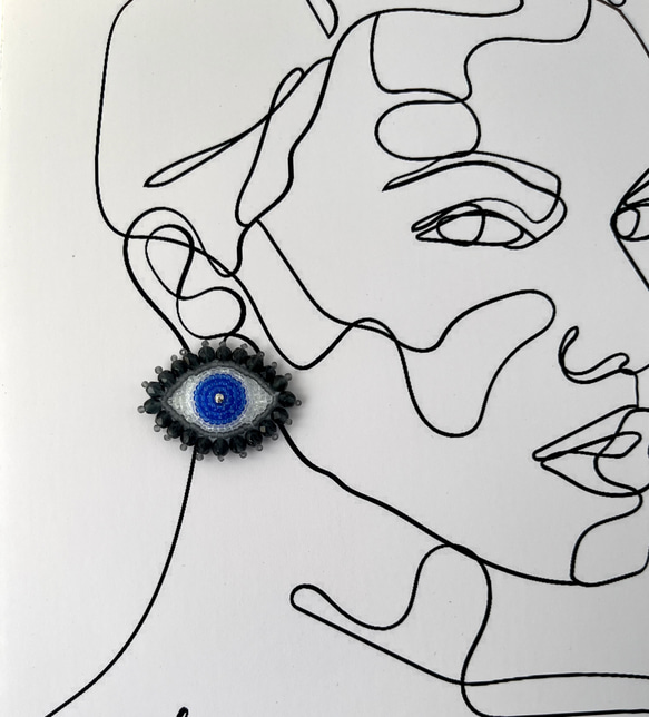 sik tsukema～目玉のビーズ刺繍ピアス･イヤリング(クリア黒×クリア青) 2枚目の画像
