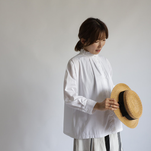 値下げ‼️未使用品 MARK & LONA フリル襟 ホワイトシャツ 値下げ‼️未使用品 MARK & LONA フリル襟 ホワイトシャツ 値下げ‼️未