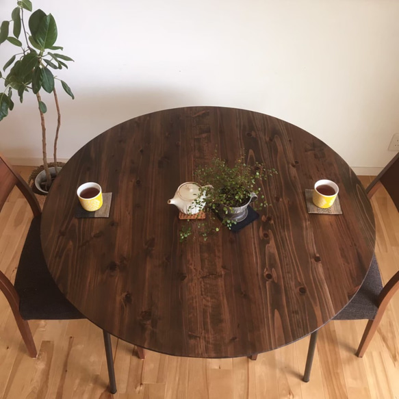 国産杉の無垢材　角の丸いなめらかな　丸形ダイニングテーブル　カフェ　一人暮らし　商談スペース　サイズオーダー可　エボニー 2枚目の画像