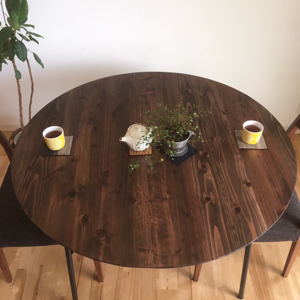 国産杉の無垢材　角の丸いなめらかな　丸形ダイニングテーブル　カフェ　一人暮らし　商談スペース　サイズオーダー可　エボニー 7枚目の画像