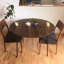 国産杉の無垢材　角の丸いなめらかな　丸形ダイニングテーブル　カフェ　一人暮らし　商談スペース　サイズオーダー可　エボニー 1枚目の画像