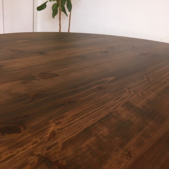 国産杉の無垢材　角の丸いなめらかな　丸形ダイニングテーブル　カフェ　一人暮らし　商談スペース　サイズオーダー可　エボニー 5枚目の画像
