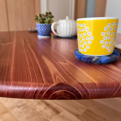 国産杉の無垢材　角が丸くなめらか　折り畳み　丸形テーブル　ちゃぶ台　チェリー色 国産杉の無垢材角が丸くなめらか折り畳み丸形テーブルちゃぶ台チェリー色