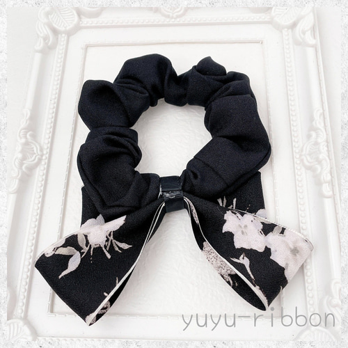 ヘアアクセ　花柄　ブラック　ホワイト　シュシュ　大きめ　リボン 花柄リボンのシュシュ（ブラック）髪飾り ヘアゴム yuyu 通販