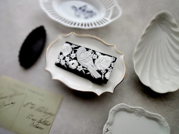 刺繡リボンのヘアクリップ ■ シンプルデザイン  ■ 黒地に白銀色の小鳥 4枚目の画像