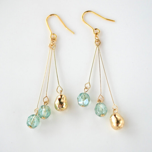 揺れる グリーン チェコビーズ ピアス イヤリング pp145 ピアス