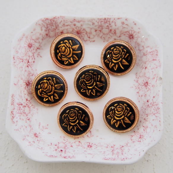 【6個セット】ヴィンテージ ブラック＆ゴールド ローズ 薔薇 プラスティック ボタン　18ｍｍ 1枚目の画像
