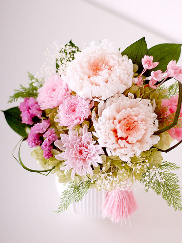 【仏花】再販＊3種の菊とタッセルを使った桃色仏花（大タイプ）【供花】 2枚目の画像
