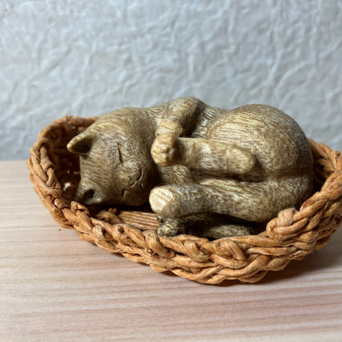 □おぐ工房□木彫り眠り猫□ 彫刻 おぐ工房 通販 14355913｜Creema