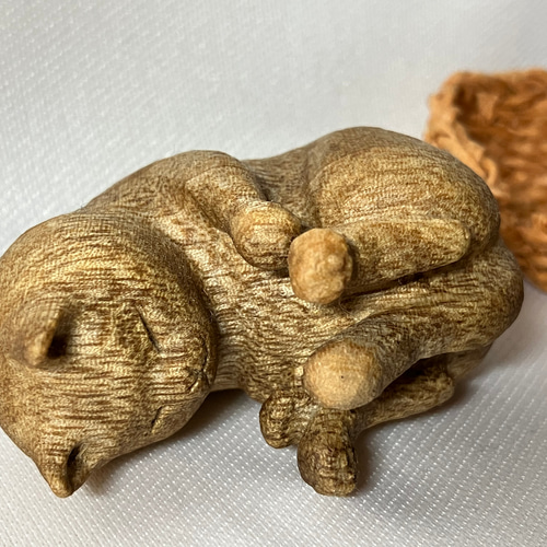 □おぐ工房□木彫り眠り猫□ 彫刻 おぐ工房 通販 14355913｜Creema