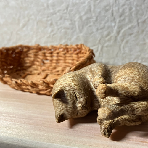 □おぐ工房□木彫り眠り猫□ 彫刻 おぐ工房 通販 14355913｜Creema