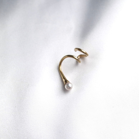 <Akoya>Peep pearl ear cuff(gold) 2枚目の画像