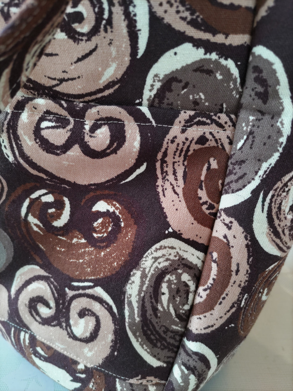ハート型のオヤツを描いた個性的な布地で作ったラウンド型トートバッグ 6枚目の画像