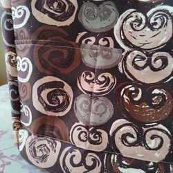 ハート型のオヤツを描いた個性的な布地で作ったラウンド型トートバッグ 4枚目の画像