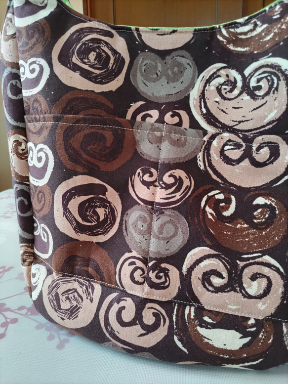 ハート型のオヤツを描いた個性的な布地で作ったラウンド型トートバッグ 4枚目の画像