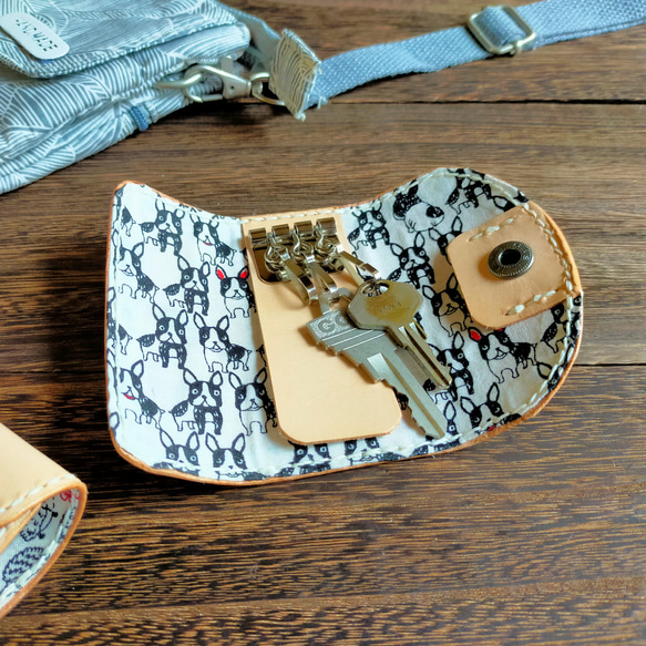 スリム　３連　キーケース　テリア柄　牛革　手縫い　レザー　コンパクト　 1枚目の画像
