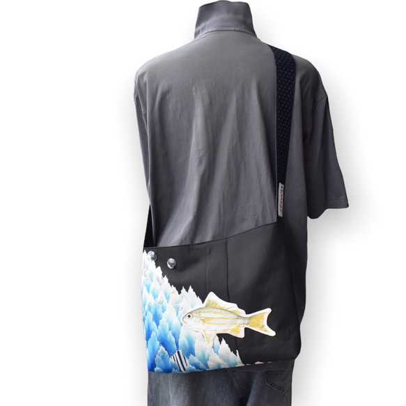 『スジミゾイサキくん』和服地とデニムのお魚ショルダーバッグ（サコッシュ） 18枚目の画像