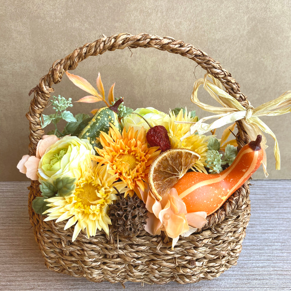 【ハーベストハロウィン】お花たっぷりのバスケットアレンジメント　／受注制作 3枚目の画像
