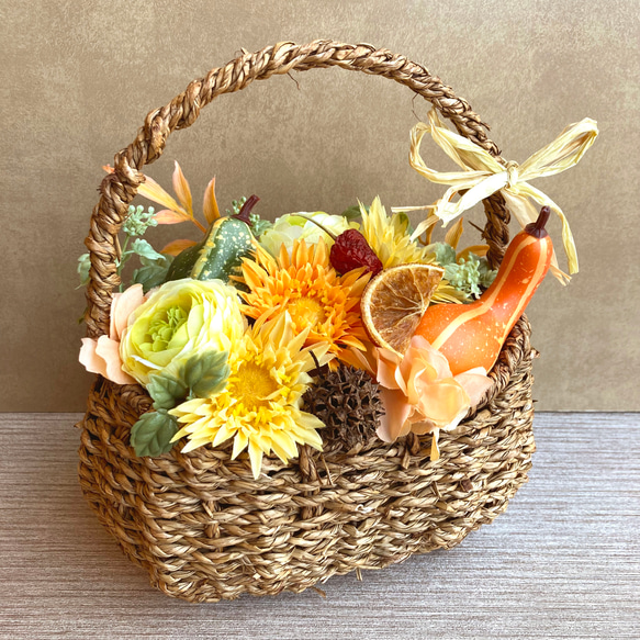 【ハーベストハロウィン】お花たっぷりのバスケットアレンジメント　／受注制作 2枚目の画像