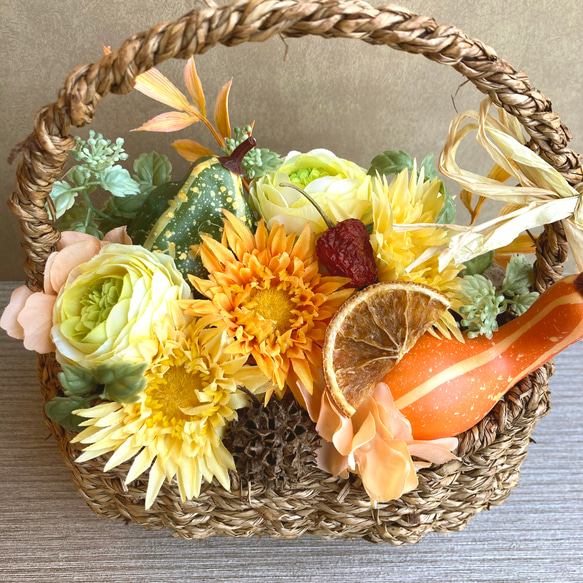 【ハーベストハロウィン】お花たっぷりのバスケットアレンジメント　／受注制作 5枚目の画像