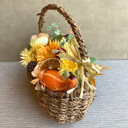 【ハーベストハロウィン】お花たっぷりのバスケットアレンジメント　／受注制作 6枚目の画像