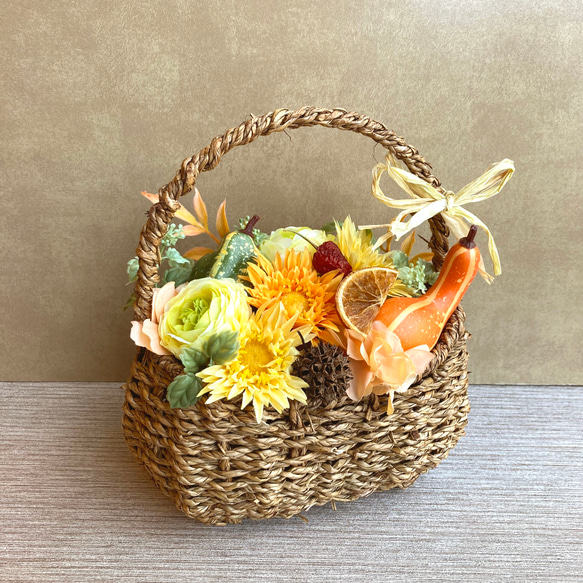 【ハーベストハロウィン】お花たっぷりのバスケットアレンジメント　／受注制作 1枚目の画像