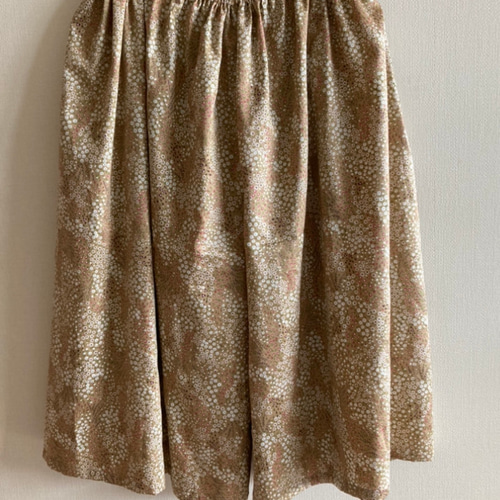 サテン生地 ベージュの花柄ガウチョパンツ （総丈70cm