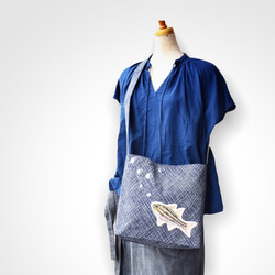 『スジイシモチくん』浴衣とデニムのお魚ショルダーバッグ（サコッシュ） 2枚目の画像