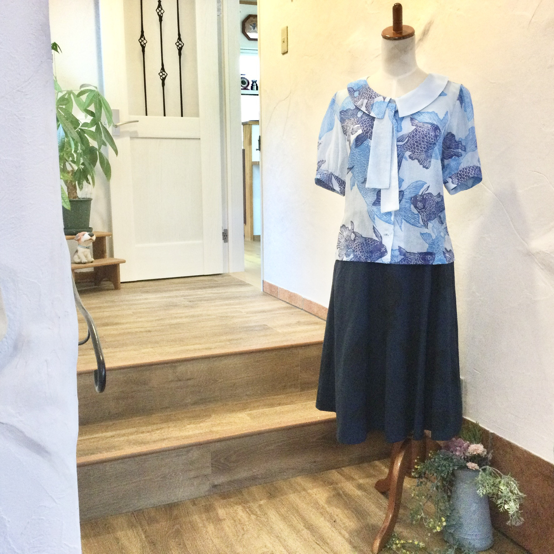 型染金魚のローカラーブラウス