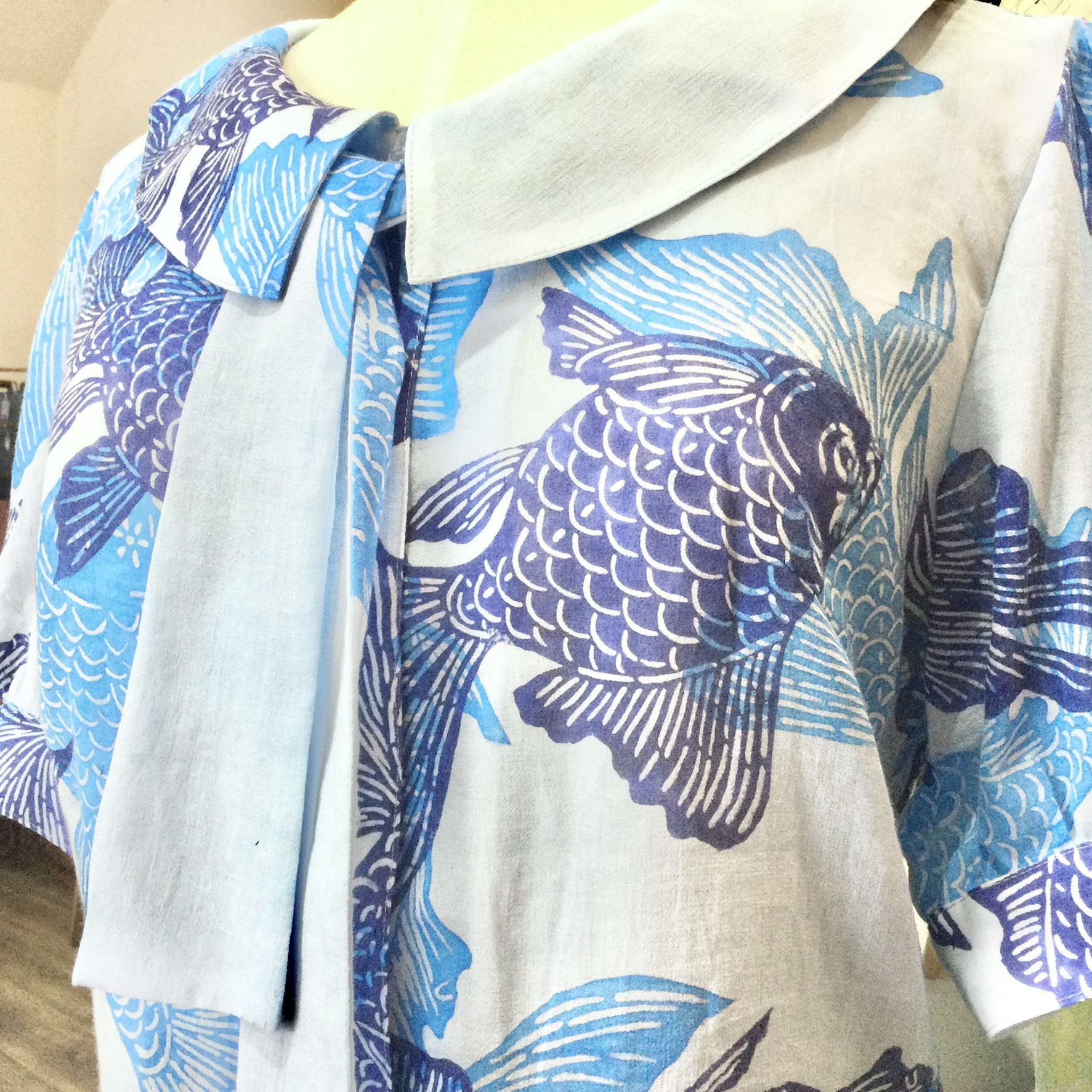 型染金魚のローカラーブラウス