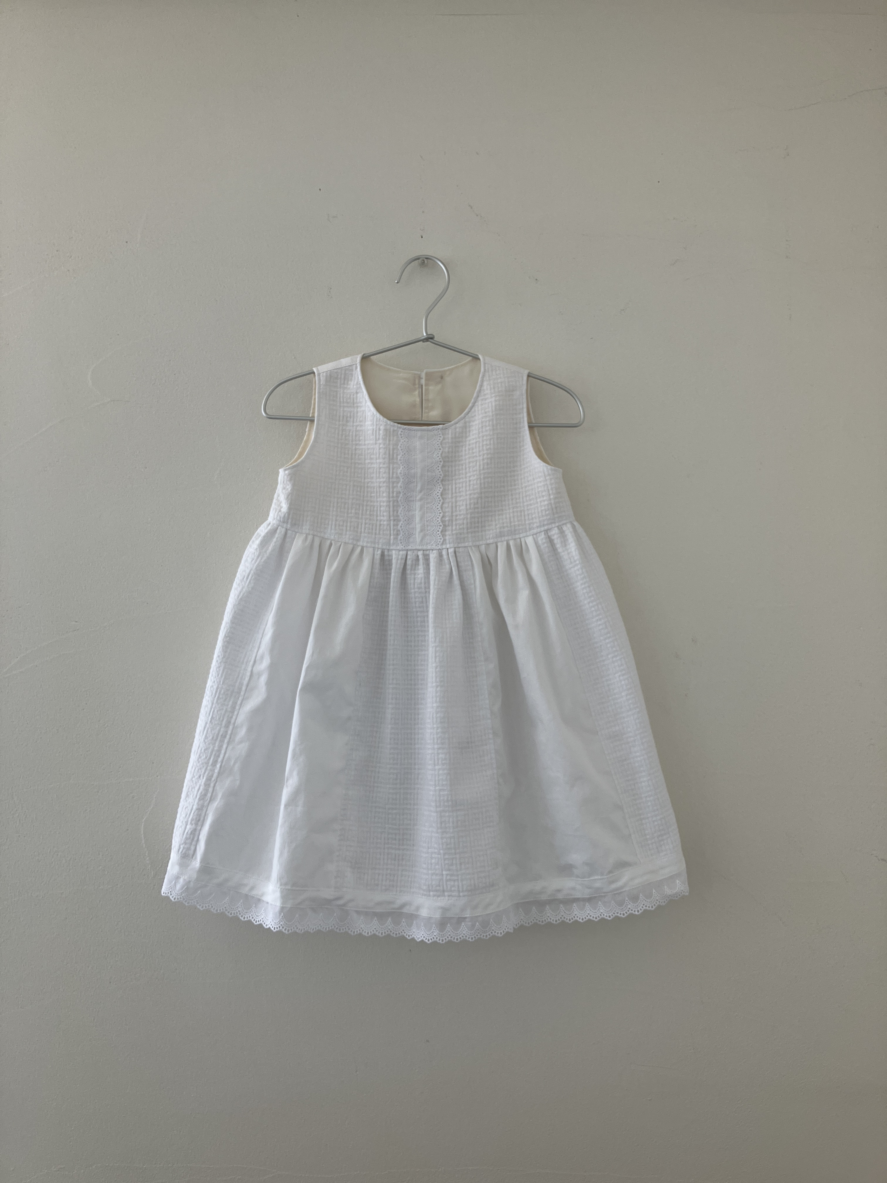 子供服女の子ワンピース　ノースリーブギャザーワンピース　size100