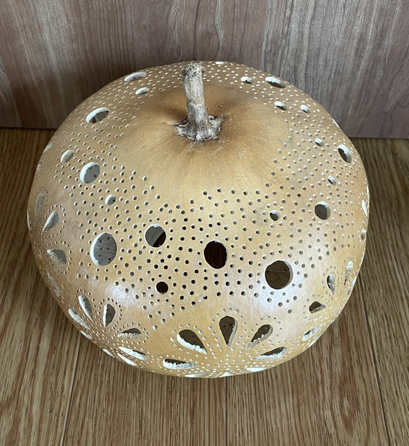 かぼちゃのような珍しい形のひょうたんランプ 3枚目の画像