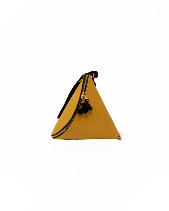 wmg. Triangle leather bag / beige 1枚目の画像