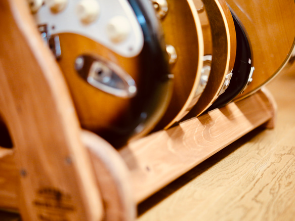 【24時間以内に発送】手作り木工　木製ギタースタンド （チーク）６本掛け 6枚目の画像