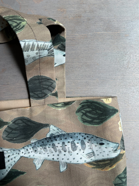 ＜おでかけトート＞川魚のカモフラ風　タン×カーキ: 綿オックス：布バッグ　裏地付き 6枚目の画像