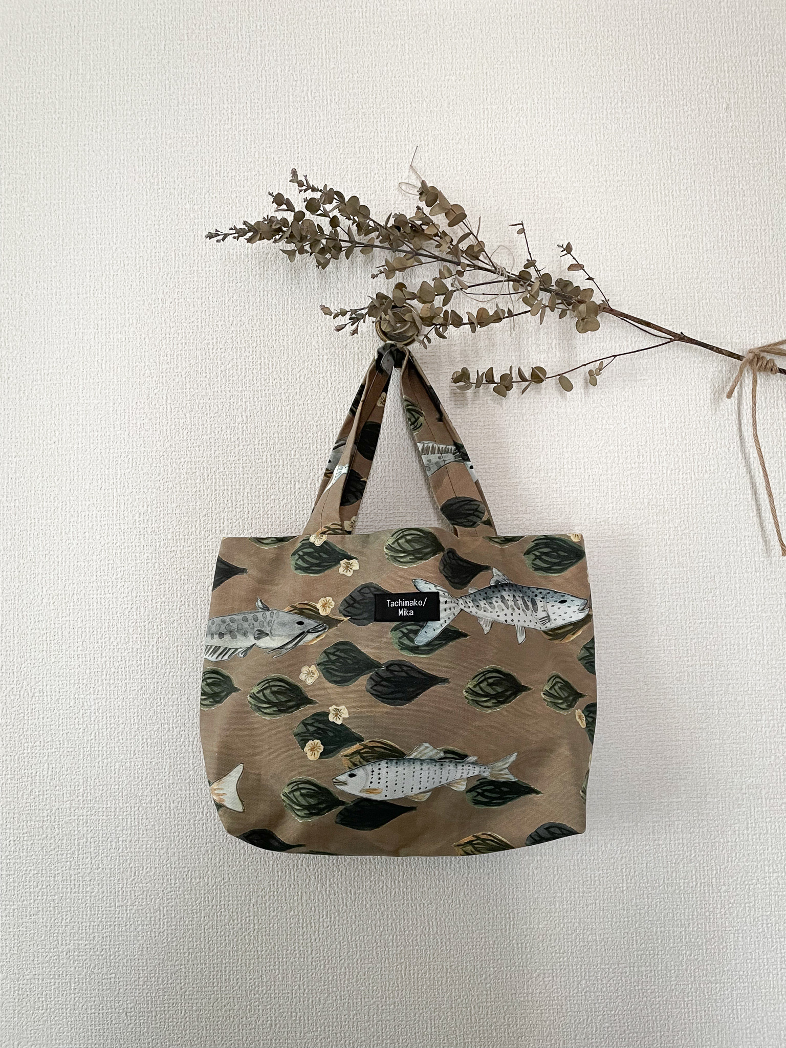 ＜おでかけトート＞川魚のカモフラ風　タン×カーキ: 綿オックス：布バッグ　裏地付き 5,082円