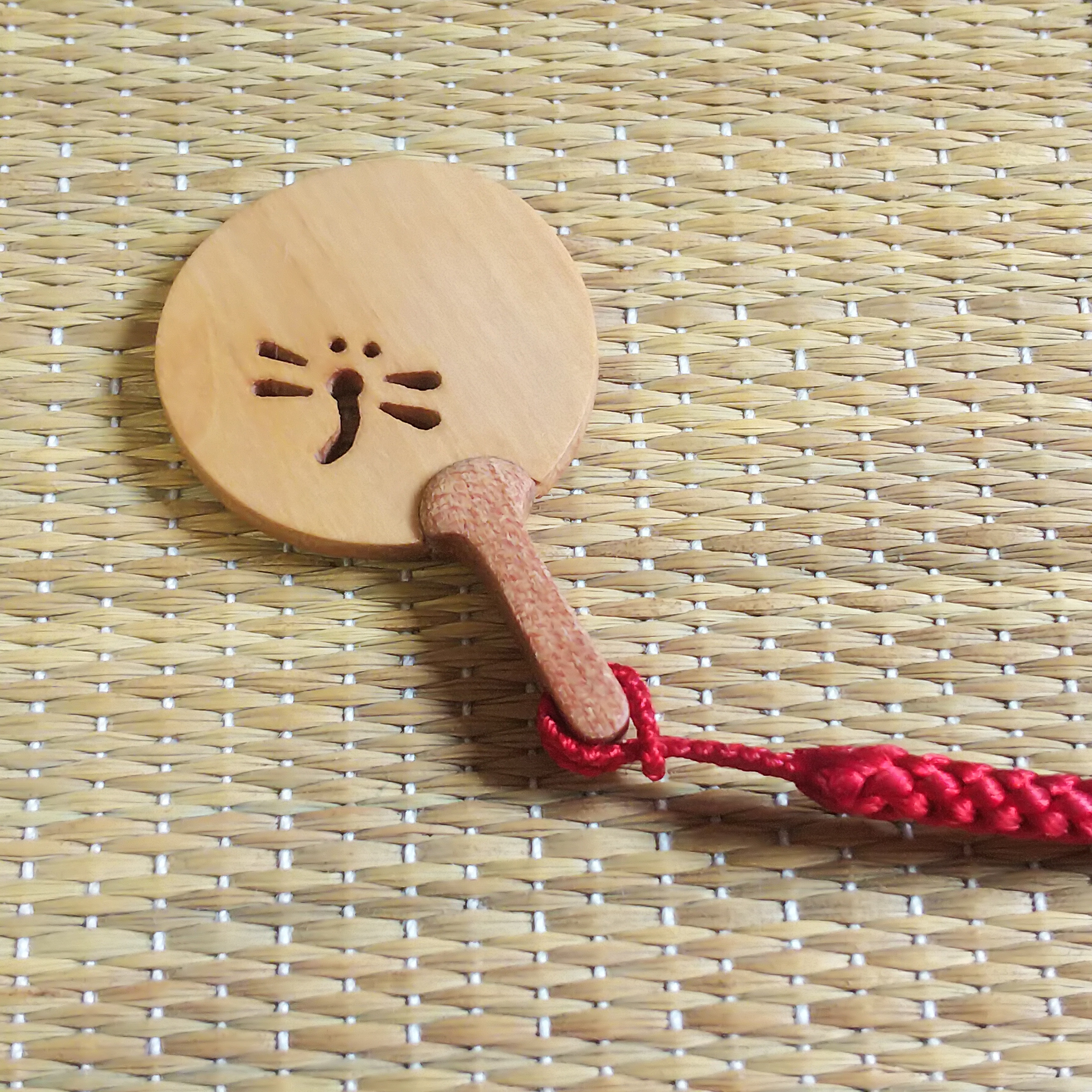 とんぼ透かし彫り団扇ツゲ 根付