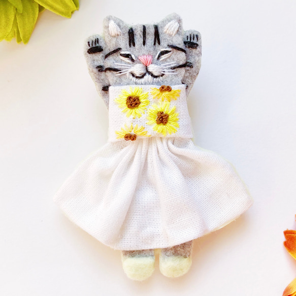 一点物【おめかしおねむねこミニブローチ】アメショーちゃん（猫・フェルト・刺繍・ひまわり・夏） 2枚目の画像