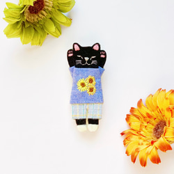 一点物【おめかしおねむねこミニブローチ】黒猫ちゃん（フェルト・刺繍・ひまわり・夏） 1枚目の画像