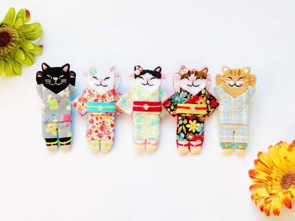 一点物【おめかしおねむねこミニブローチ】白猫ちゃん（フェルト・刺繍・浴衣・着物・ピンク・花柄・夏秋） 4枚目の画像